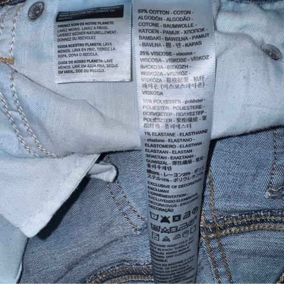 Levi’s Woman’s Mid Length Denim Shorts - Picture 6 of 6